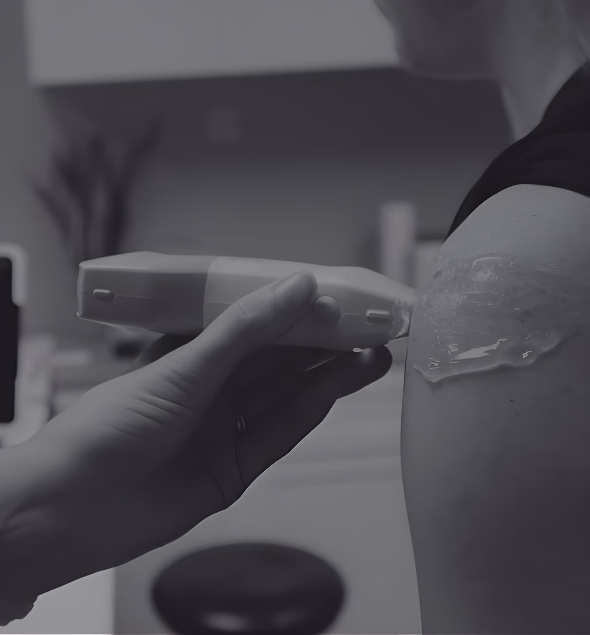 Ecografia muscolo-tendinea mentre un operatore applica il gel e usa una sonda sul braccio di un paziente.